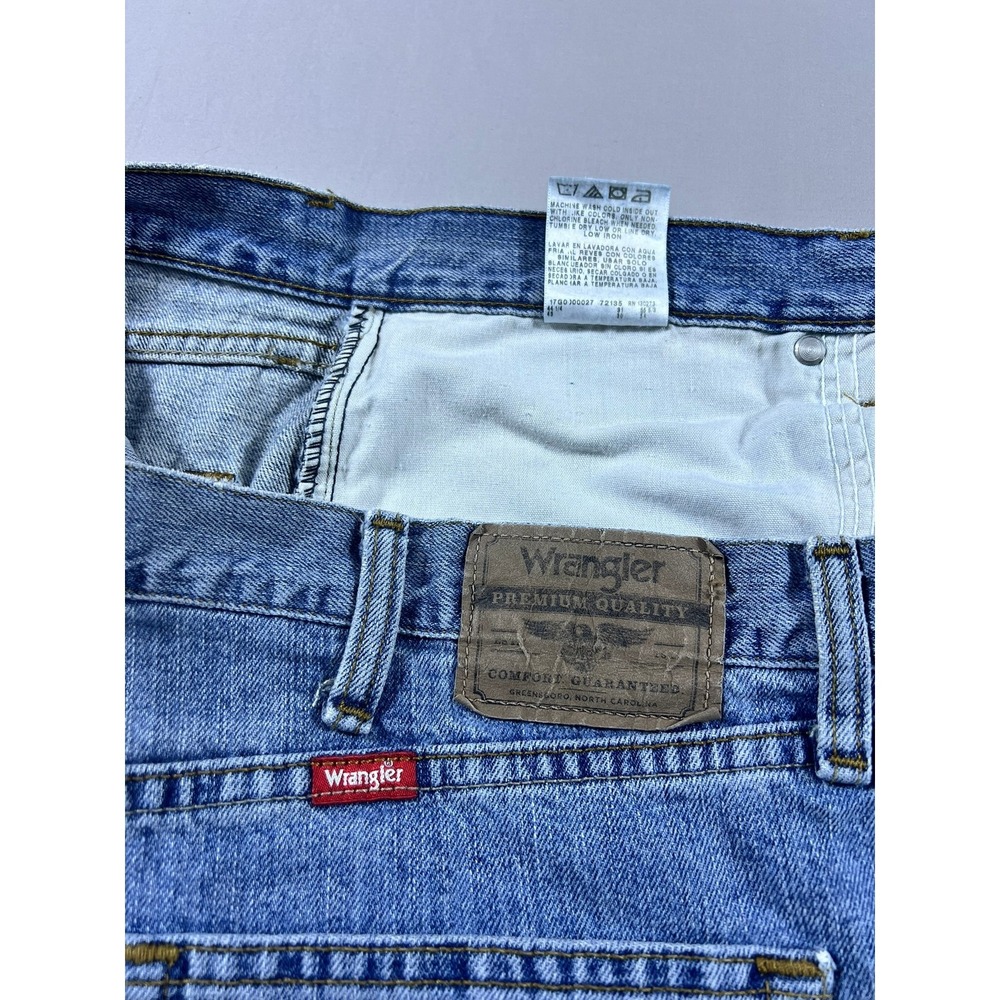 Wrangler Premium Quality Relaxed Fit Blue Jeans Men's 42x30 Light Wash - Picture 15 of 16